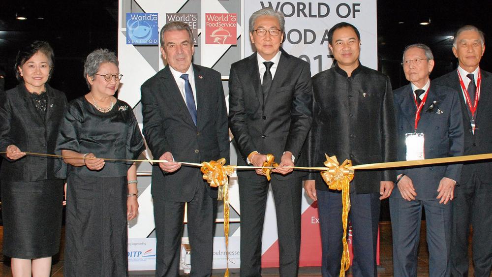 โลกอาหาร ดร.สมคิด จาตุศรีพิทักษ์ รองนายกรัฐมนตรี เปิด “THAIFEXWorld of Food Asia 2017” งานแสดงสินค้าอาหารและเครื่องดื่มของไทย จัดถึง 4 มิ.ย. โดยมี อภิรดี ตันตราภรณ์, กลินท์ สารสิน และ มาลี โชคล้ำเลิศ มาร่วมงานด้วย ที่อิมแพ็ค เมืองทองธานี วันก่อน.