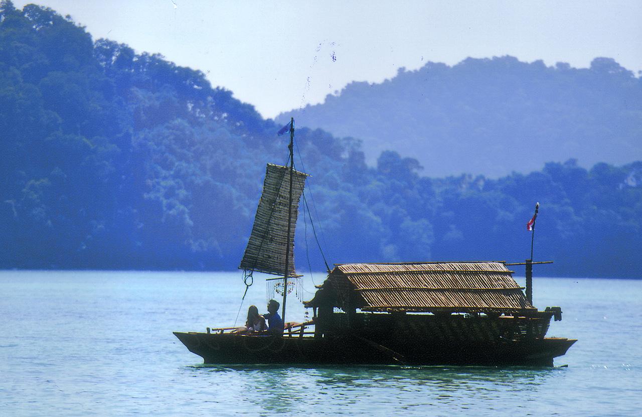 ล่องเรือรัก