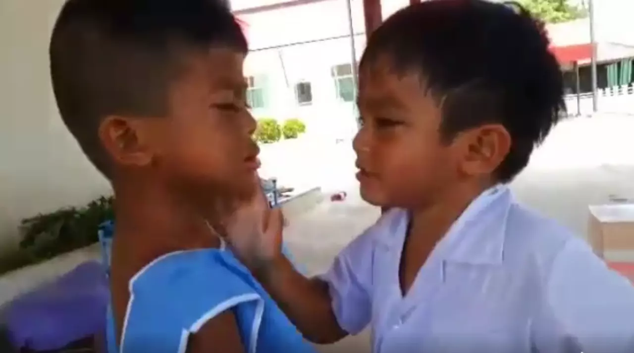 เปิดเทอมวันแรก สุดประทับใจ! ด.ช.ปลอบเพื่อนร้องไห้หาแม่ ตัวเองร้องตามด้วย (ชมคลิป)