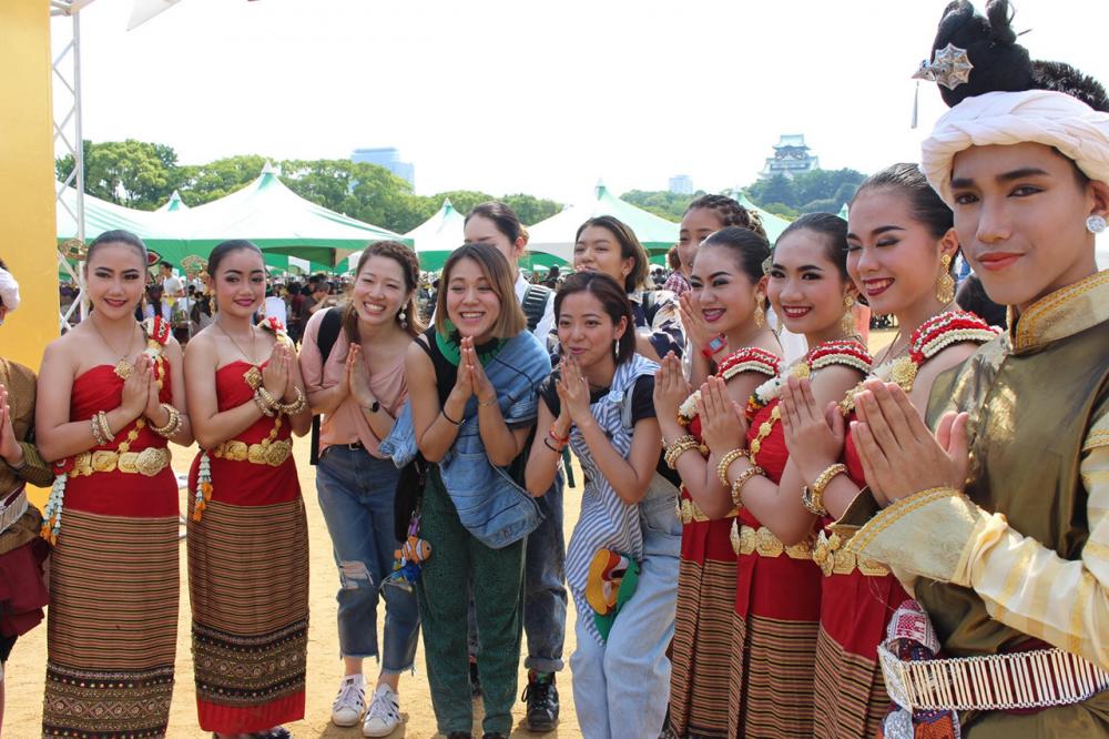 นักเรียนนาฏศิลป์ไทยรัฐ ทำหน้าที่ยุวทูตวัฒนธรรม แนะนำการไหว้สวัสดี