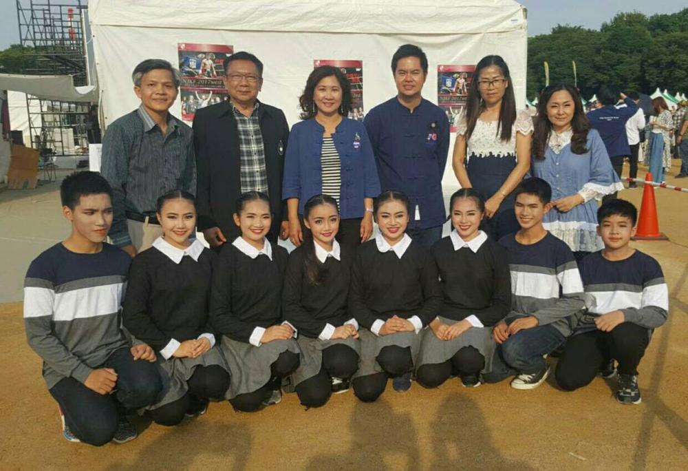 ถ่ายภาพกับ นางชนิดา กมลนาวิน รองกงสุลใหญ่ ณ นครโอซากา