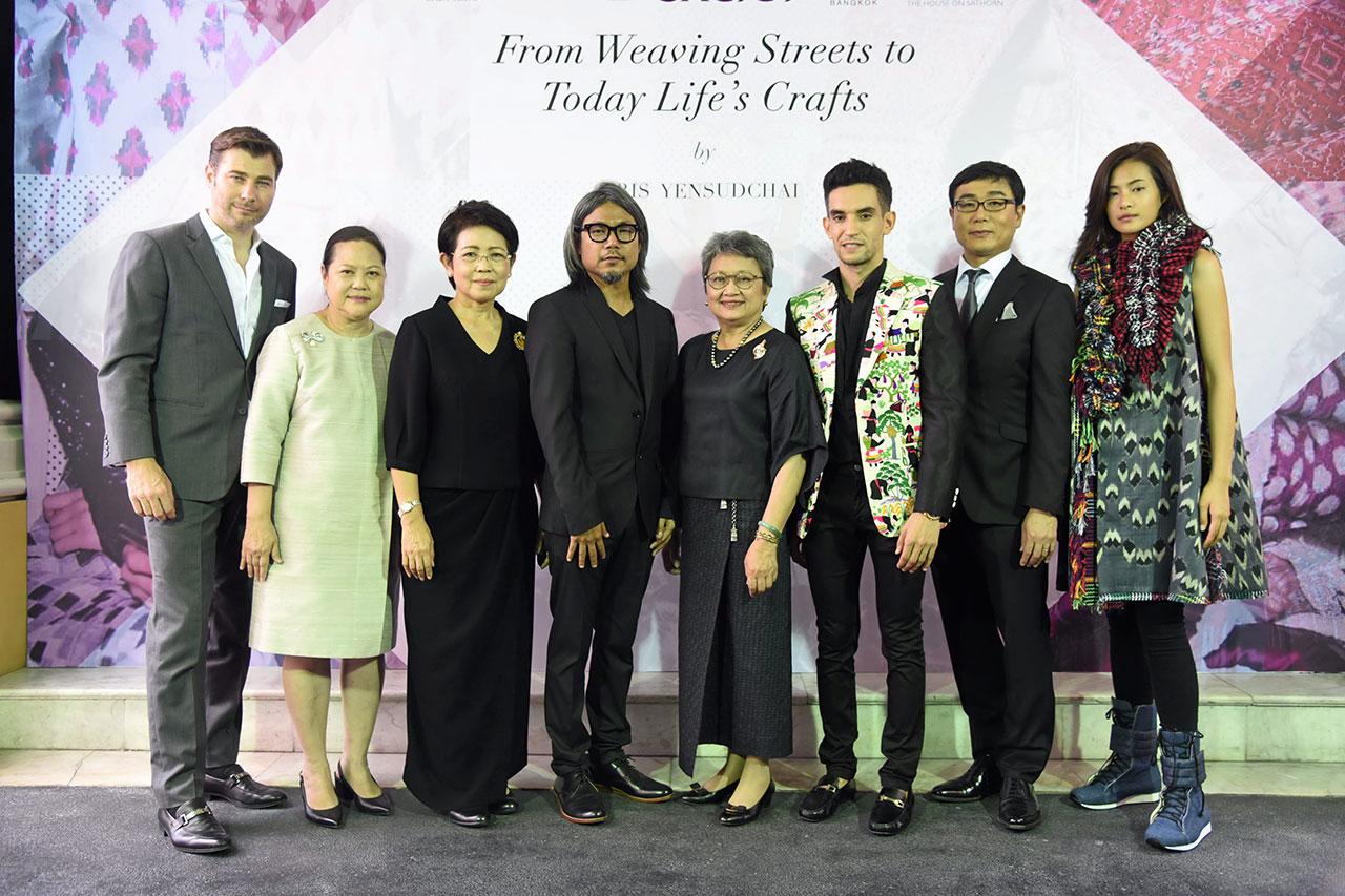 ผ้าไทยสวย อัมพวัน พิชาลัย, กุสุมา ไชยพร และ อาลี ซีอานี จัด “From Weaving Street to Today Life’s Craft” งานแสดงแฟชั่นโชว์ผ้าไทย โดยมี อภิรดี ตันตราภรณ์, กฤษณ์ เย็นสุดใจ, ทัตสึกิ นากาโอะ และ แอลเลน ฮาวเดน มาร่วมชื่นชมผ้าไทยด้วย ที่เดอะ เฮ้าส์ ออน สาทร วันก่อน.