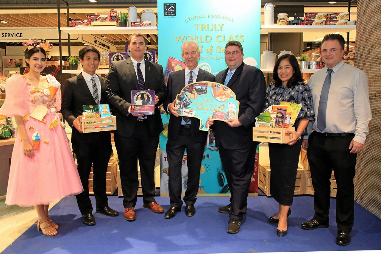 ของอร่อย นิค ไรท์ไมเออร์ จัด “Central Food Hall Truly World Class : World of Snacks” เทศกาลขนมและของว่างนานาชนิด จัดถึง 11 ก.ค. โดยมี จิม วอล์คเกอร์ส, เศวต เศวตสมภพ, ภัทรพร เพ็ญประพัฒน์ และ พาโบล เดอ อาบาดาล มาร่วมงานด้วย ที่เซ็นทรัลพลาซา บางนา วันก่อน.