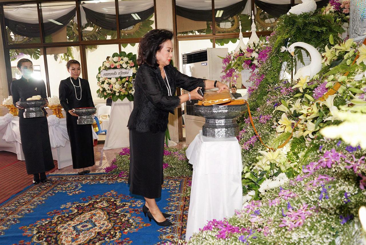ปลายทางชีวิต คุณหญิงพจมาน ดามาพงศ์ เป็นประธานในพิธีฌาปนกิจศพ สมศรี กวีกรณ์ มารดาของ จินตวัฒน์ กวีกรณ์, ภัทราวดี ชนิตรบวร และ สรรสุดา กวีกรณ์ ท่ามกลางญาติมิตรผู้รู้จักคุ้นเคยมาร่วมในพิธีด้วยความอาลัย ที่วัดด่านสำโรง สมุทรปราการ เย็นวันก่อน.