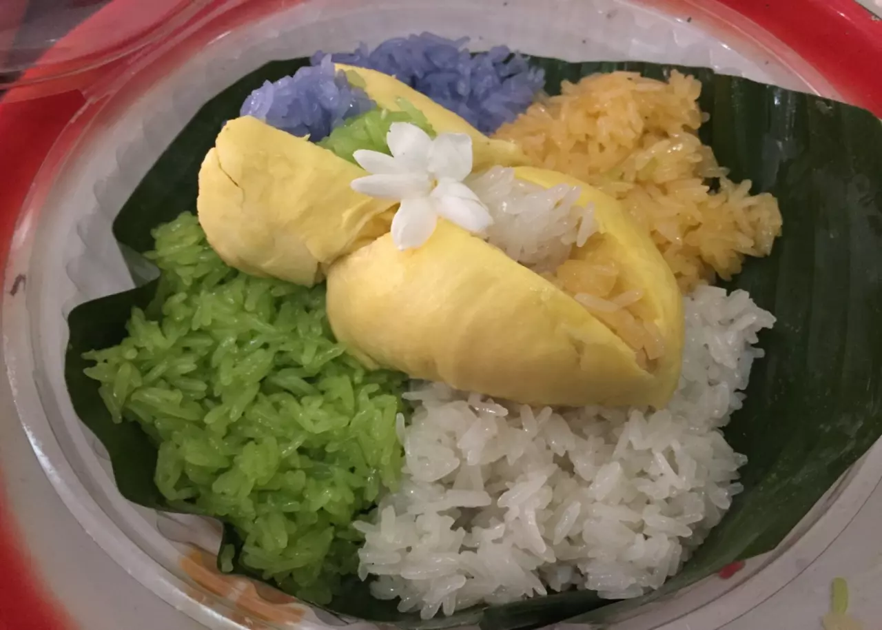 สาวสุราษฎร์​ฯ เปิดร้านข้าวเหนียวมูนทุเรียนสี่สีบนเฟซบุ๊ก ขายดิบขายดี 