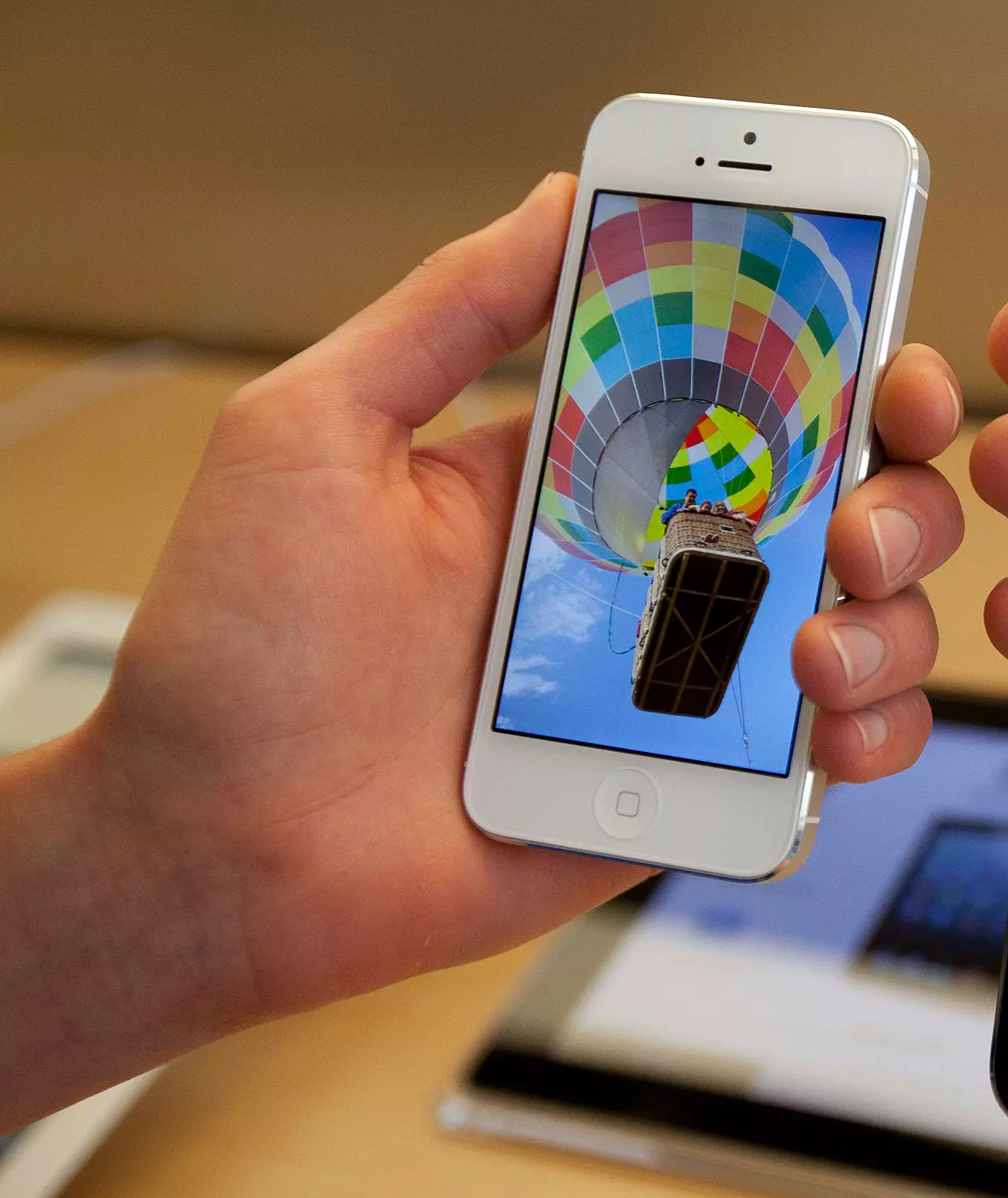 สวยประหยัด? เจาะสเปก iPhone 5 เครื่องโปรดของสาว 'เจนี่' มีดีที่