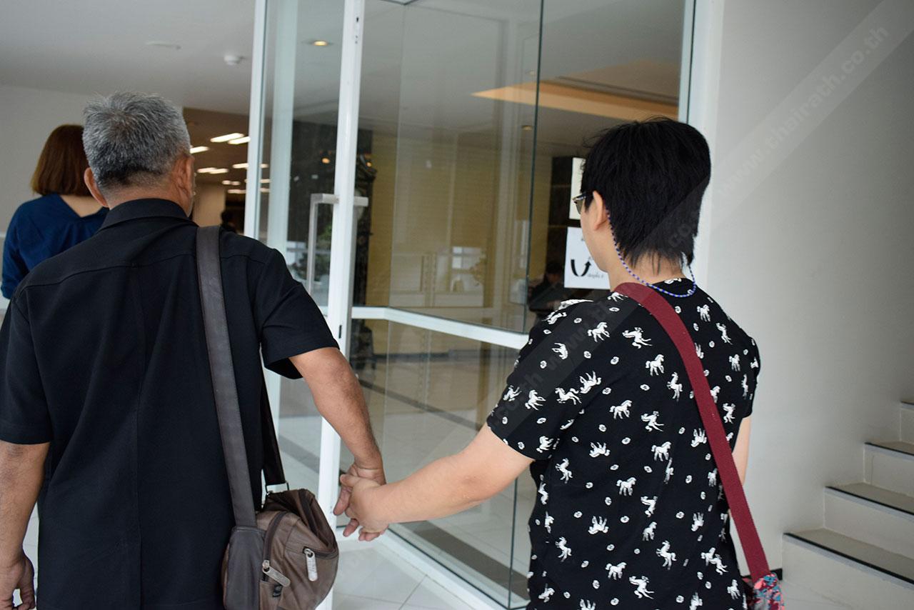 คุณพ่อจูงมือลูกสาวเดินเข้าไปในสภาทนายความ