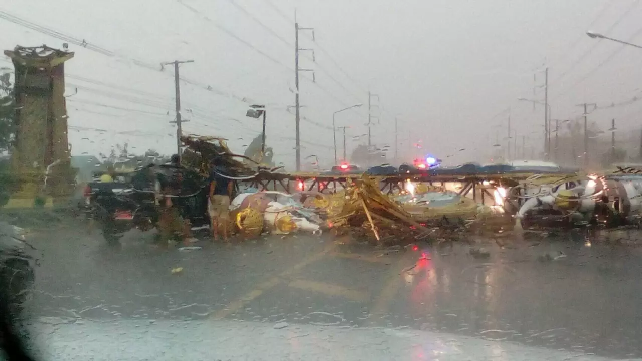 พายุฝนถล่มลพบุรี ป้ายเฉลิมพระเกียรติเทศบาลท่าวุ้งพังทับรถ ตาย 1 เจ็บ4