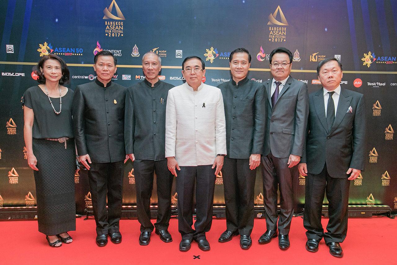ห้าสิบปี วีระ โรจน์พจนรัตน์ รมว.วัฒนธรรม เปิดงานเทศกาลภาพยนตร์อาเซียน เพื่อฉลอง 50 ปี การก่อตั้งประชาคมอาเซียน โดยมี กฤษศญพงษ์ ศิริ, วิสูตร พูลวรลักษณ์, สุวรรณี ชินเชี่ยวชาญ และ สุทธิภัค จิราธิวัฒน์ มาร่วมงานด้วย ที่เอส เอฟ เวิลด์ ซีเนม่า เซ็นทรัลเวิลด์ วันก่อน.