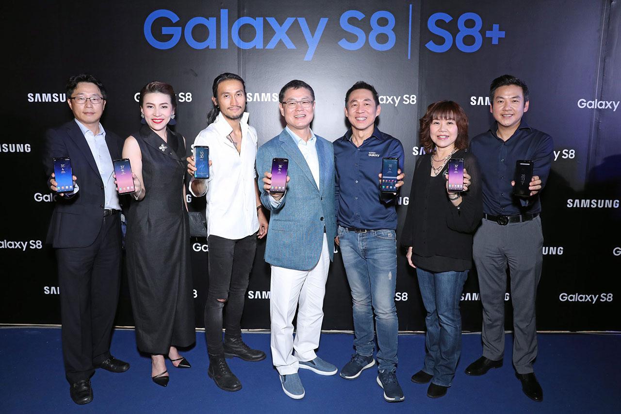 ลุย โยง เชิล โจ และ วิชัย พรพระตั้ง เปิดตัว ซัมซุง กาแลคซี่ เอส 8 และ เอส 8+สมาร์ทโฟนสวยล้ำ ไร้กรอบ ไร้ปุ่มโฮม วางขาย 5 พ.ค.ทั่วประเทศ พร้อมแนะนำแบรนด์แอมบาสเดอร์ ตูน-อาทิวราห์ คงมาลัย โดยมี วราพร ลิขิตจรรยากุล มาร่วมงานด้วย ที่ลานพาร์คพารากอน วันก่อน.