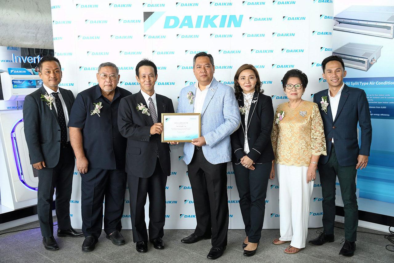 ครบเครื่อง อัมรินทร์ ณ พัทลุง และ ฮิโตชิ ทานากะ เปิด Daikin ProShop ศูนย์ให้บริการและจำหน่ายเครื่องปรับอากาศไดกิ้นครบวงจร โดยมี ริวตะ ฮิราโมโต้, วรพงศ์ กียปัจจ์และ สถาพร ณ พัทลุง มาร่วมงานด้วย ที่บริษัทอินแอนด์ไอ อ.ลำลูกกา จ.ปทุมธานี วันก่อน.