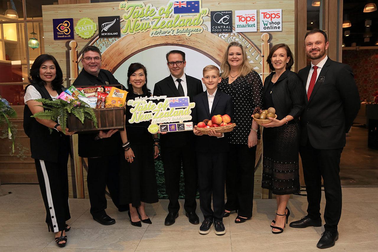 ของอร่อย เบน คิง, สุพัตรา จิราธิวัฒน์ และ นิค ไรท์ไมเออร์ เปิด Taste of New Zealand 2017 : Nature’s Indulgence งานรวมสุดยอดความอร่อยจากประเทศนิวซีแลนด์ ตั้งแต่วันนี้-16 พ.ค. โดยมี รีเบคก้า คิง และ ภัทรพร เพ็ญประพัฒน์ มาร่วมงานด้วย ที่เซ็นทรัล เอ็มบาสซี วันก่อน.