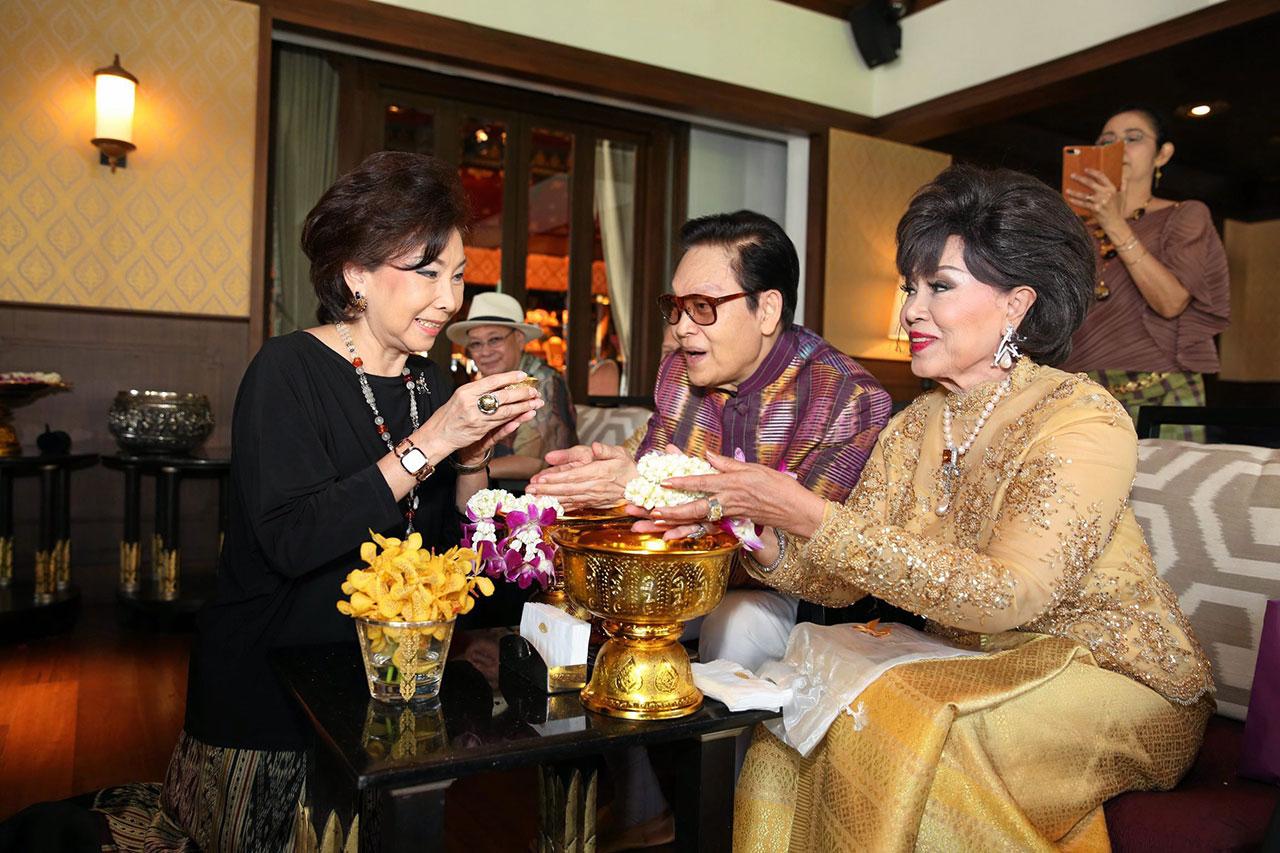 สมศักดิ์ ชลาชล, สุวลักษณ์ มหันตคุณ ขอพรจากรุ่นพี่ บุรินทร์ วงศ์สงวน และวี มาร์.