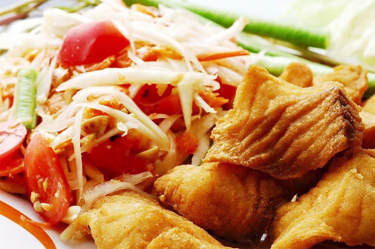 ส้มตำไทยเครื่องเคียงปลากะพงทอด