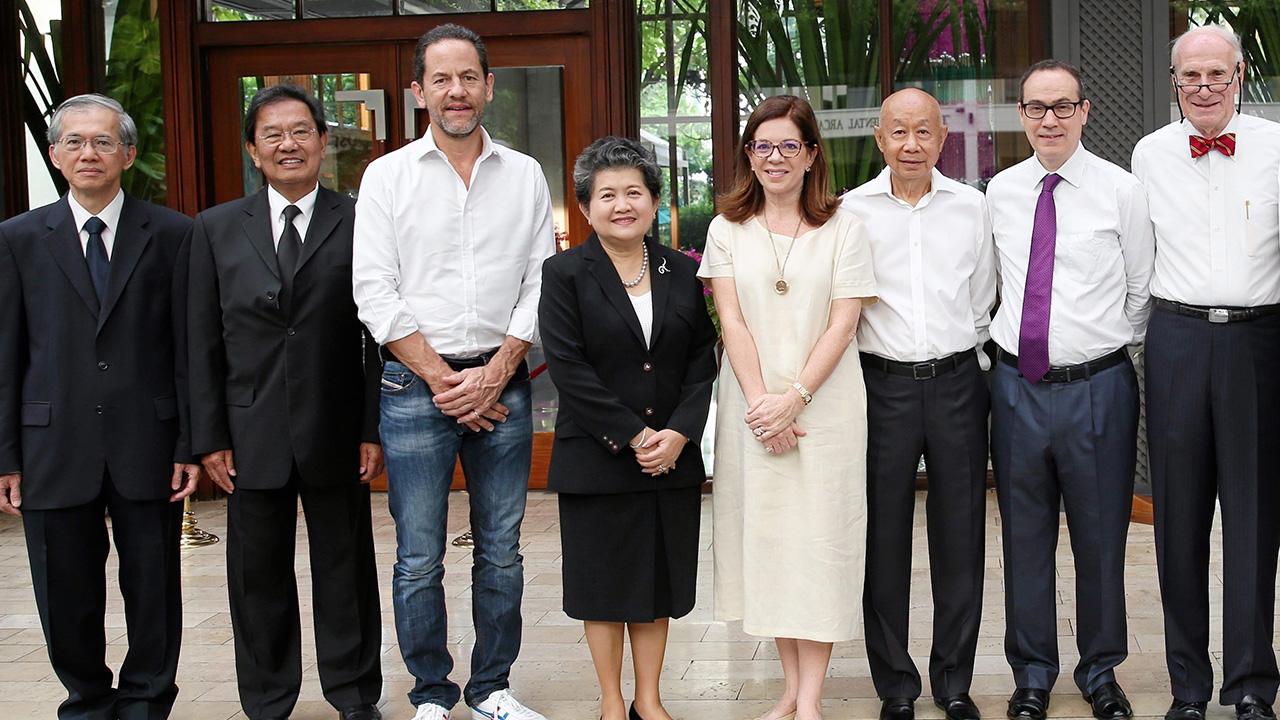 เก่าแก่ อแมนด้า ไฮนด์แมน จัดพิธีทำบุญตักบาตรพระสงฆ์ ในโอกาสโรงแรมแมนดาริน โอเรียนเต็ล
ครบรอบ 141 ปี โดยมี นิจพร จรณะจิตต์, ดร.พิสิฐ ลี้อาธรรม, เจมส์ ไลลี่, วิลเลี่ยม เซนท์กราฟ และ อัศวิน คงสิริ มาร่วมในพิธีด้วย ที่โรงแรมแมนดาริน โอเรียนเต็ล วันก่อน.