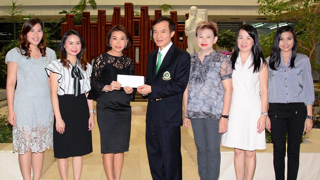 เพื่อการศึกษา ศุภานวิต เอี่ยมสกุลรัตน์ ประธาน จนท.บห.กลุ่มบริษัท เค.อี. มอบเงินจำนวน 100,000 บาท ให้แก่ สราวุธ วัชรพล เพื่อสมทบทุนมูลนิธิไทยรัฐ โดยมี อัญญนันท์ เงาเฉลิมพงศ์, บุษกร ฤกษ์ปรีดี และ พรพรรณ โลหาชีวะ มาร่วมในพิธีด้วย ที่ สนง.นสพ.ไทยรัฐ วันก่อน.