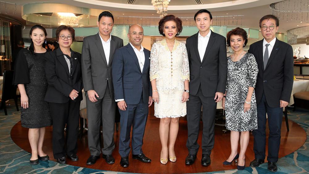 ชื่นมื่น สุวัฒน์ เตชะวัฒนวรรณา, ดิถีชัย ลิมโปดม และ นนท์ บุรณศิริ จัดงานเลี้ยงฉลองในโอกาสปีใหม่ไทยให้แก่ จรรยา สว่างจิตร โดยมี รัตนา ตรีพิพัฒน์กุล, สุดาทิพย์ รัศมีอุทัย และ ธงชัย–รัชนี ตรีพิพัฒน์กุล มาร่วมฉลองกันอย่างชื่นมื่น ที่โรงแรมแมนดาริน โอเรียนเต็ล วันก่อน.