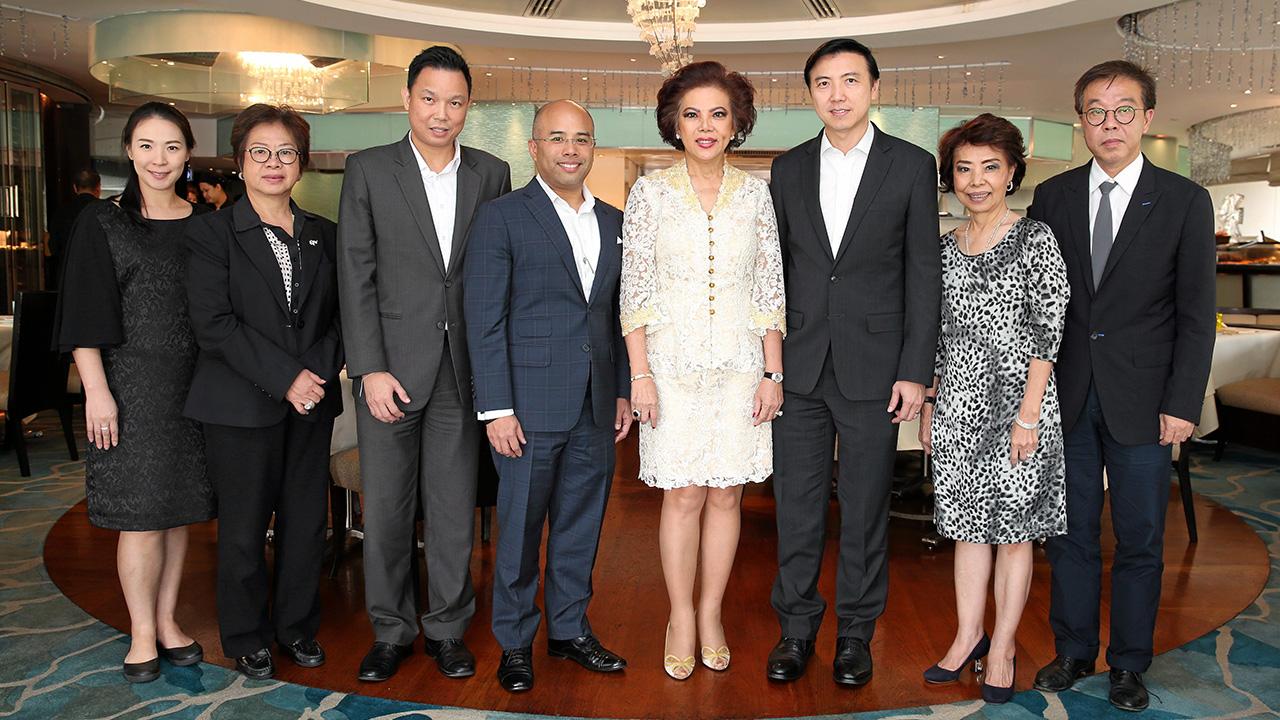ชื่นมื่น สุวัฒน์ เตชะวัฒนวรรณา, ดิถีชัย ลิมโปดม และ นนท์ บุรณศิริ จัดงานเลี้ยงฉลองในโอกาสปีใหม่ไทยให้แก่ จรรยา สว่างจิตร โดยมี รัตนา ตรีพิพัฒน์กุล, สุดาทิพย์ รัศมีอุทัย และ ธงชัย–รัชนี ตรีพิพัฒน์กุล มาร่วมฉลองกันอย่างชื่นมื่น ที่โรงแรมแมนดาริน โอเรียนเต็ล วันก่อน.