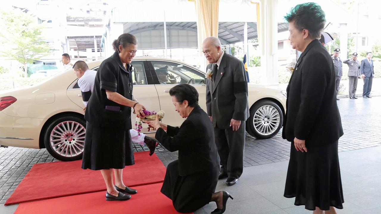 สมเด็จพระเทพรัตนราชสุดาฯ สยามบรมราชกุมารี เสด็จพระราชดำเนินไปในการ ประชุมสามัญประจำปี 2560 คณะกรรมการมูลนิธิสถาบันโรคไตภูมิราชนครินทร์ ณ โรงพยาบาลสถาบันโรคไตภูมิราชนครินทร์ เมื่อวันที่ 1 พฤษภาคม.