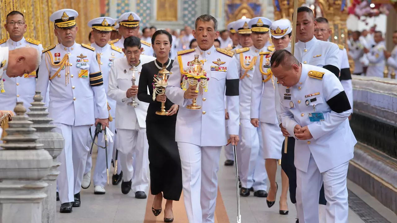 ทรง​นำ​สวด​มนต์ เวียนเทียน ใน​วัน​วิสาขบูชา