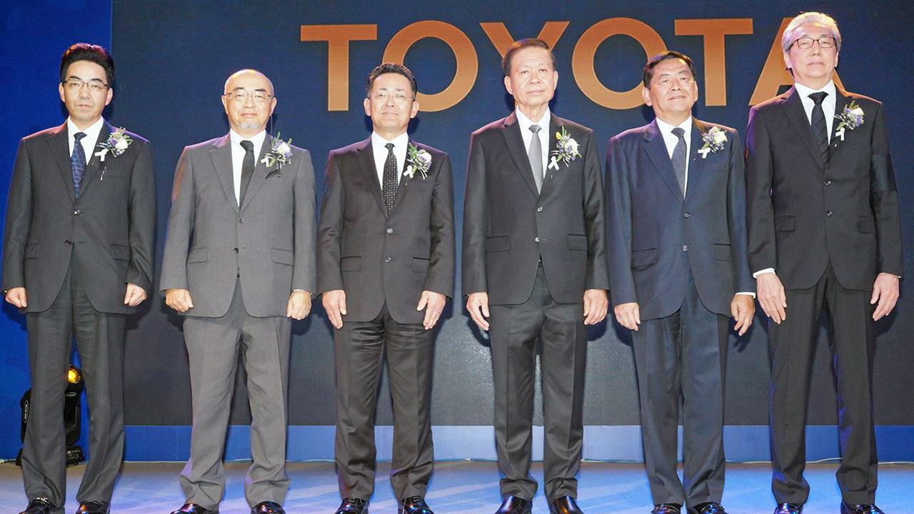 เวลคัม - ดร.สมคิด จาตุศรีพิทักษ์ รองนายกรัฐมนตรี เป็นประธานในงานเลี้ยงอำลา ทัตสึโร่ ทาคามิ กับ เคียวอิจิ ทานาดะ พร้อมต้อนรับ นินนาท ไชยธีรภิญโญ ปธ.กก.โตโยต้า มอเตอร์ และ มิจิโนบุ ซึงาตะ กก.ผจก.ใหญ่ โดยมี ชิโร ซะโดะชิมะ มาร่วมงานด้วย ที่ รร.พลาซ่า แอทธินี วันก่อน.
