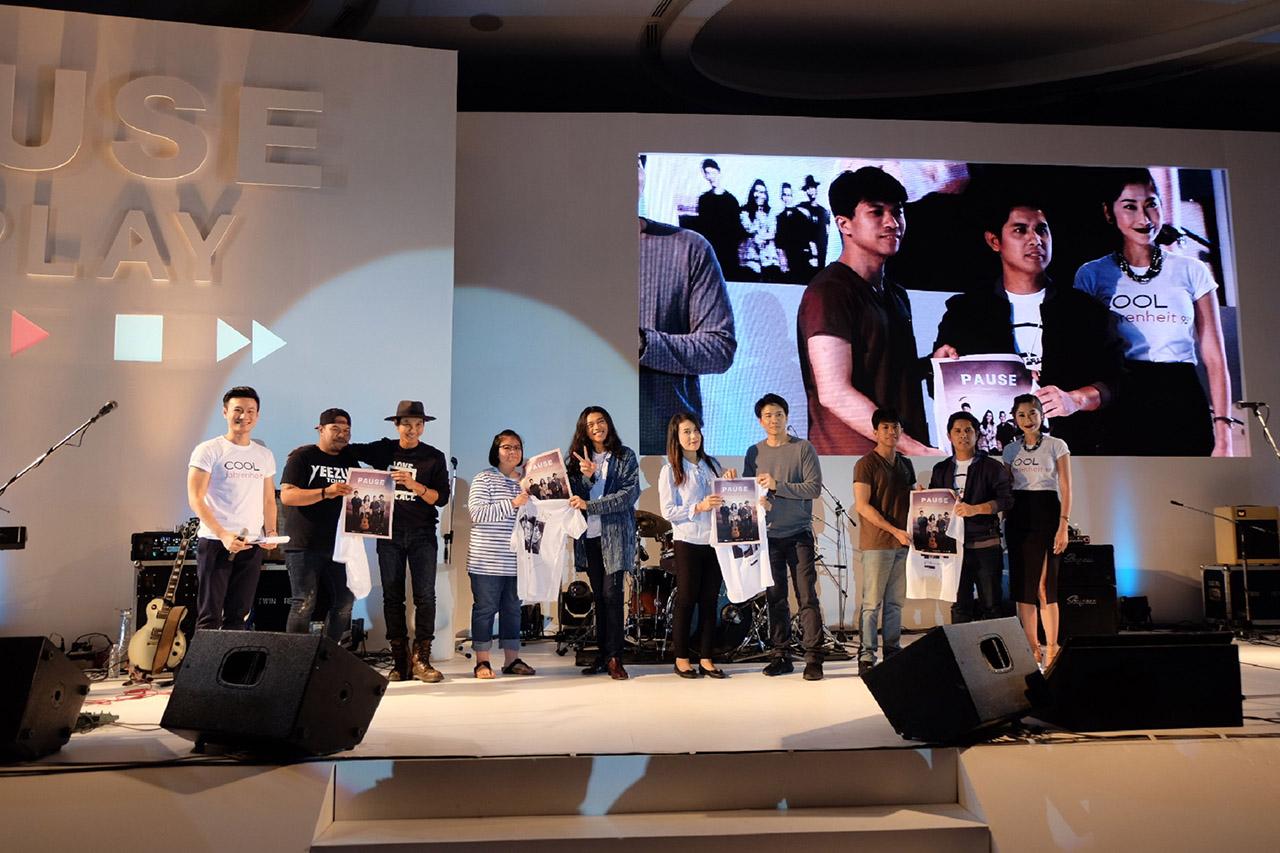พอสมอบของรางวัลให้แฟนๆ