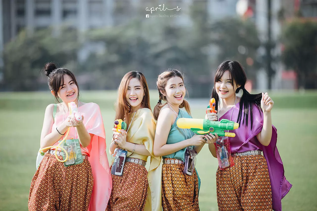 น่ารัก ไม่โป๊! แชร์กระจายรับสงกรานต์ ภาพสาวน้อยใส่ชุดไทย ใสๆวัยรุ่นชอบ