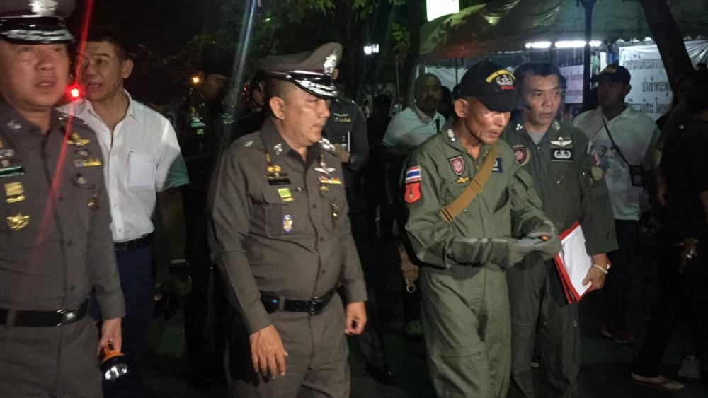 พล.ต.อ.ศรีวราห์ รังสิพราหมณกุล รอง ผบ.ตร. ลงพื้นที่ตรวจเหตุระเบิดหน้ากองสลากเก่า