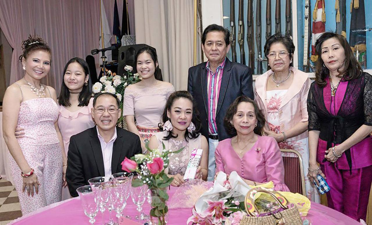 อำลา สุพัฒน์–พรชุดา อินฟ้าแสง ไปร่วมงานเลี้ยงอำลาให้แก่ พ.อ.ออกรบ อมรัชกุล ที่ปรึกษาทางทหารประจำคณะผู้แทนถาวรไทยประจำสหประชาชาติ ณ นครนิวยอร์ก สหรัฐฯ ที่ VFW Lowerre Post นิวยอร์ก.