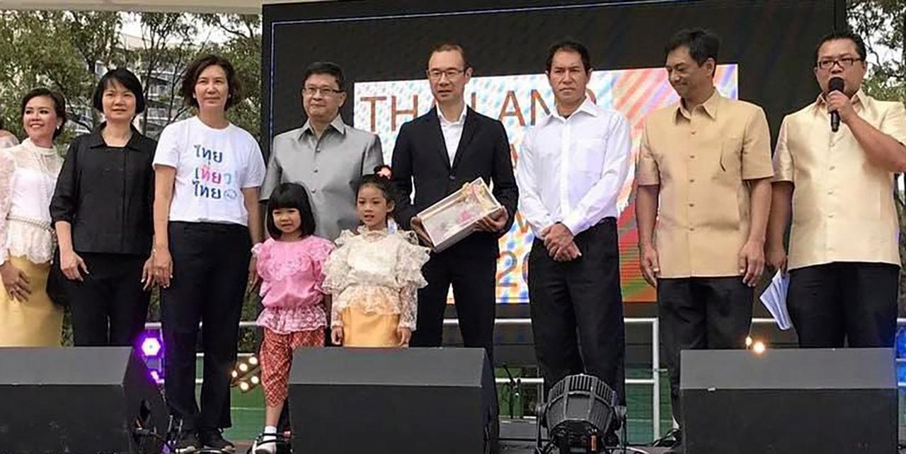 เทศกาลไทย ดร.จิระชัย ปั้นกระษิณ ออท. ณ กรุงแคนเบอร์รา, ณัฐพล ขันธหิรัญ กสญ. ณ นครซิดนีย์ และ รุจิรัศมิ์ ฉัตรเฉลิมกิจ ผอ.ททท.สนง.ซิดนีย์ ร่วมเปิด “เทศกาลไทย 2017” ที่ดาร์ลิ่ง ฮาร์เบอร์ ซิดนีย์.