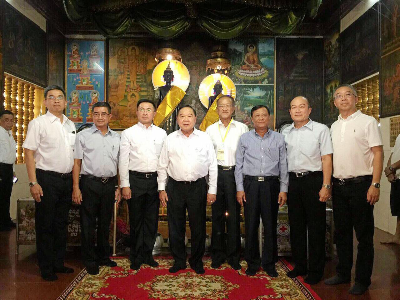 สักการะ พล.อ.ประวิตร วงษ์สุวรรณ รองนายกรัฐมนตรี และ รมว.กลาโหม ไปสักการะพระองค์เจกและพระองค์จอม ในการเยือนเมียนมา มี พล.อ.เนียง พาด รมช.กลาโหม กัมพูชา, ณัฏฐวุฒิ โพธิสาโร ร่วมต้อนรับ.
