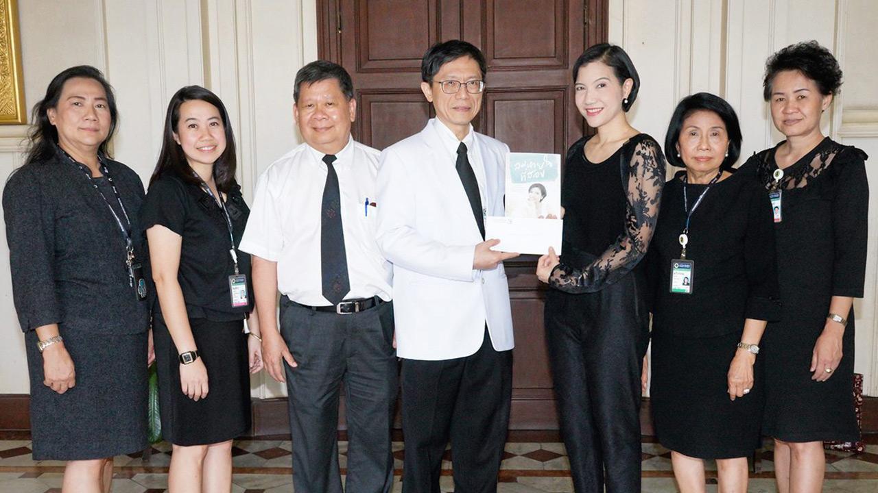 ใจบุญ นริสสา อมรวิวัฒน์ มอบเงินรายได้จากการเขียนหนังสือเรื่อง “ลมหายใจที่สอง” จำนวน 200,000 บาท ให้แก่ รศ.ดร.นพ.วิชัย วงศ์ชนะภัย และ ศ.นพ.สุรพล อิสรไกรศีล เพื่อช่วยเหลือคนไข้ปลูกถ่ายไขกระดูก โดยมี รศ.ฉวีวรรณ พัฒนจักร มาร่วมในพิธีด้วย ที่ศิริราชมูลนิธิ วันก่อน.