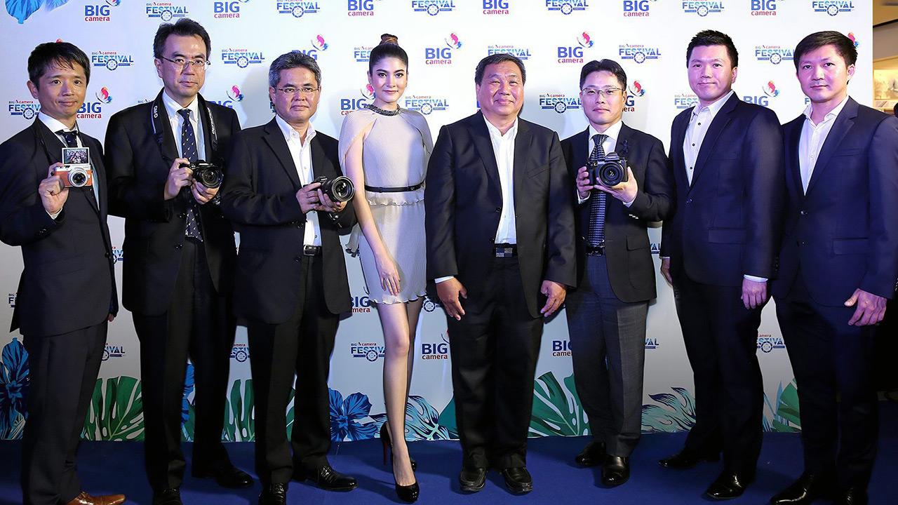 ครบวงจร ชาญ เธียรกาญจนวงศ์ เปิดงาน “บิ๊ก คาเมร่า เฟสติวัล 2017” เทศกาลงานกล้องและอุปกรณ์กล้องดิจิตอล จัดถึง 6 เม.ย. โดยมี ธนสิทธิ์ เธียรกาญจนวงศ์, ชิตชัย เธียรกาญจนวงศ์ และ มาร์กี้-ราศี บาเล็นซิเอก้า มาร่วมงานด้วย ที่เซ็นทรัลพลาซา ลาดพร้าว วันก่อน.