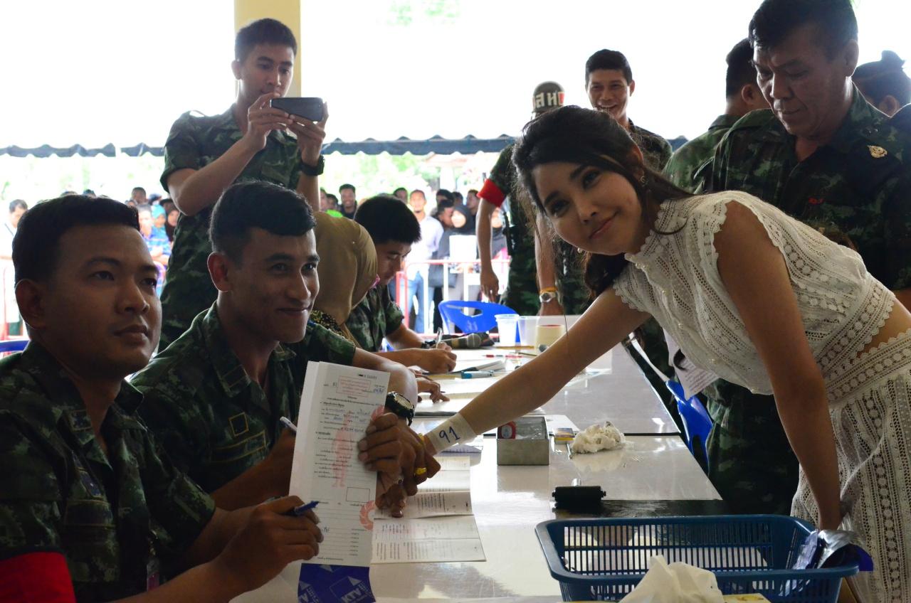 น้องพิมพ์ มาเข้ารับการตรวจเลือกตามหน้าที่ของชายไทย
