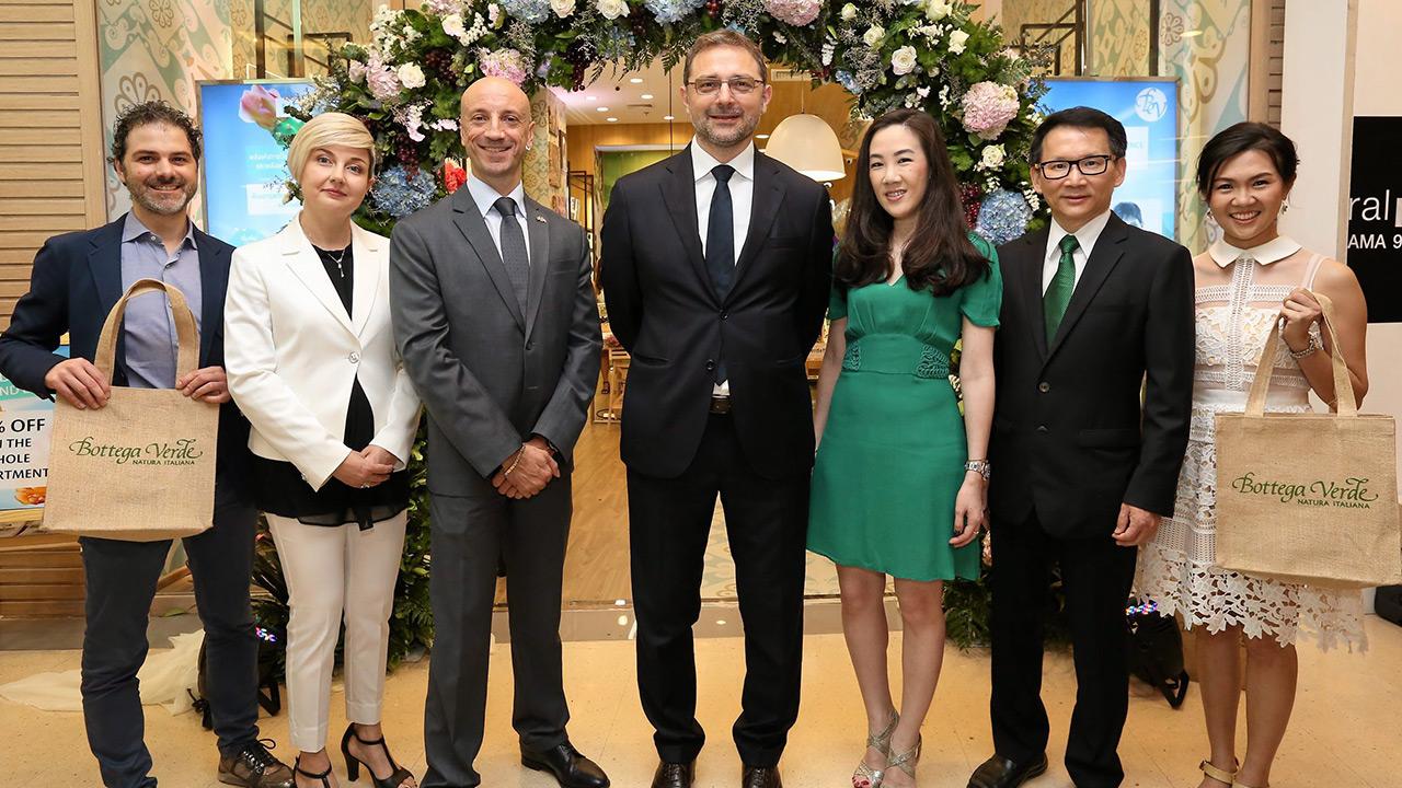 น่าใช้จัง - ศันสนา จิราธิวัฒน์ และ สเตฟาโน ฟิลิปาซซี่ เปิดร้าน “Bottega Verde” แบรนด์สกินแคร์และเครื่องสำอางชั้นนำจากอิตาลี โดยมี ดร.นิติพล ชัยสกุลชัย, ฟาบิโอ เด ซิลลิส, แอนเดรีย โรมิโอ และ แพร สัตยาวุฒิพงศ์ มาร่วมงานด้วย ที่เซ็นทรัลพลาซา แกรนด์ พระราม 9 วันก่อน.