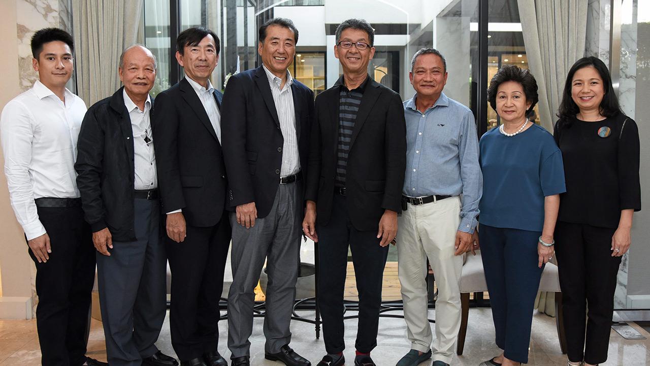 เวลคัม - อนุษฐา เชาว์วิศิษฐ, กณพ เชาว์วิศิษฐ และ มานพ ลี้โกมลชัย จัดงานเลี้ยงส่ง ฮิโรฟูมิ ซาโตะ กก.ผจก.ใหญ่ โตโยต้า ทูโช พร้อมต้อนรับ คิโยโยชิ โอบะ กก.ผจก.ใหญ่ คนใหม่ โดยมี มาโนช ลี้โกมลชัย และ ยาซูชิ มินามิ มาร่วมงานด้วย ที่หมู่บ้านสีวลี จ.ปทุมธานี วันก่อน.