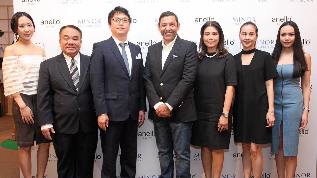 ฮิตมาก - เจมส์ ริชาร์ด อมตวิวัฒน์ และ นันทวรรณ สุวรรณเดช จัดงานเปิดตัว “อเนลโล่” กระเป๋ายอดฮิตจากญี่ปุ่น พร้อมเผยโฉมรุ่นลิมิเต็ด อิดิชั่น “anello water resistant” โดยมี ทาเคชิ โยชิดะ, อรฉัตร เลาหพล และ พีชนา เอกชัย มาร่วมงานด้วย ที่เซ็นทรัลเวิลด์ วันก่อน.