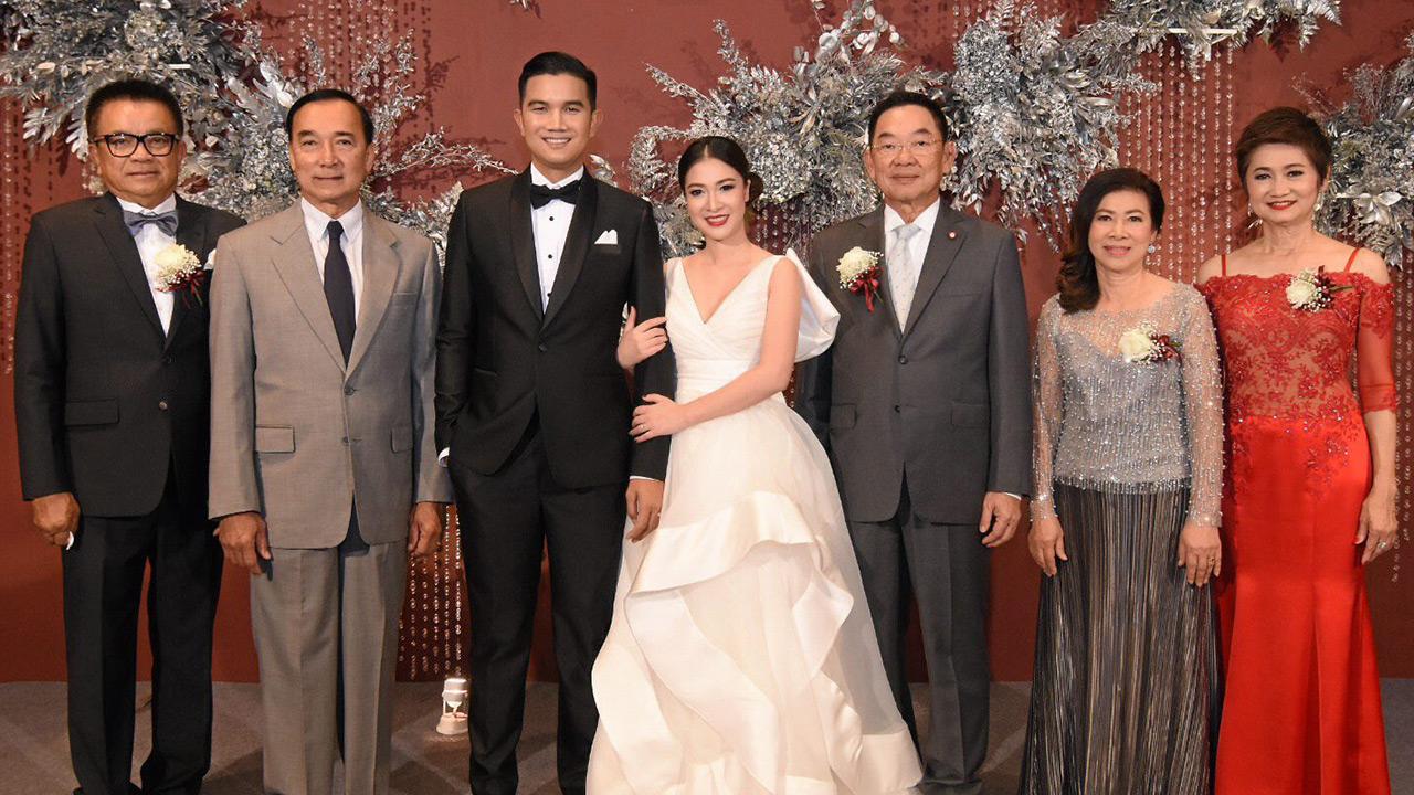 วิวาห์ชื่นมื่น - พงษ์ศักดิ์ รักตพงศ์ไพศาล อดีต รมว.พลังงาน เป็นประธานในงานวิวาห์ระหว่าง จิณห์จุฑา สุวรรณสุข บุตรี วิภาดา ศรีอำพร กับ อายุวัฒน์ บุตร สุธน–รุ่งทิวา ศักดิ์วิทย์ โดยมี ออมสิน ชีวะพฤกษ์ มาร่วมอวยพรด้วย ที่โรงแรมเซ็นทาราแกรนด์ เซ็นทรัลเวิลด์ วันก่อน.