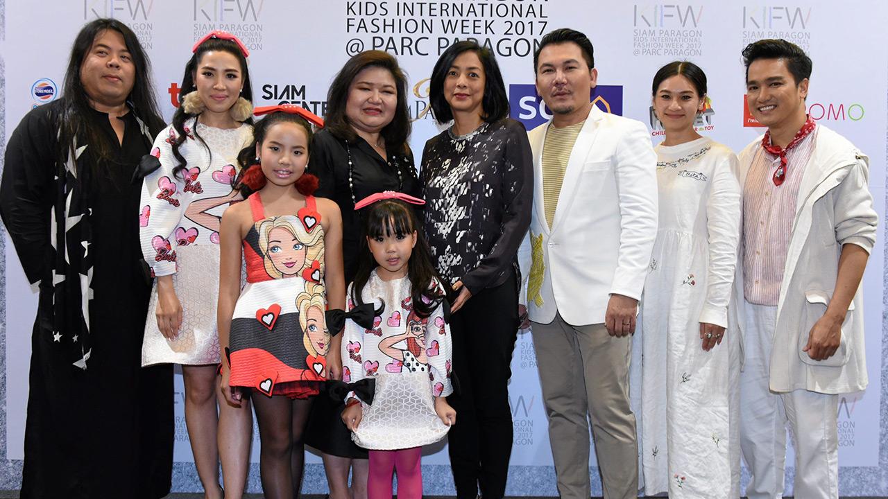แฟชั่นเด็ก - มยุรี ชัยพรหมประสิทธิ์ จัดงาน “สยามพารากอน คิดส์ อินเตอร์เนชั่นแนล แฟชั่น วีค 2017” โดยมี อารยา ภู่พานิช, ธีรศักดิ์ อรุณเริ่มวัฒนะ, ประภากาศ อังศุสิงห์, ฐิตา กมลเนตรสวัสดิ์ และ ลักษณีวรรณ มงคลรัตนชาติ มาร่วมงานด้วย ที่สยามพารากอน วันก่อน.