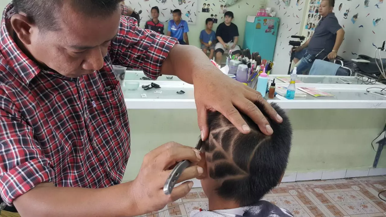 แฟชั่น!ช่างอ่างทองแกะลายทรงผมเด็กนร.ช่วงปิดเทอม สร้างรายได้งาม
