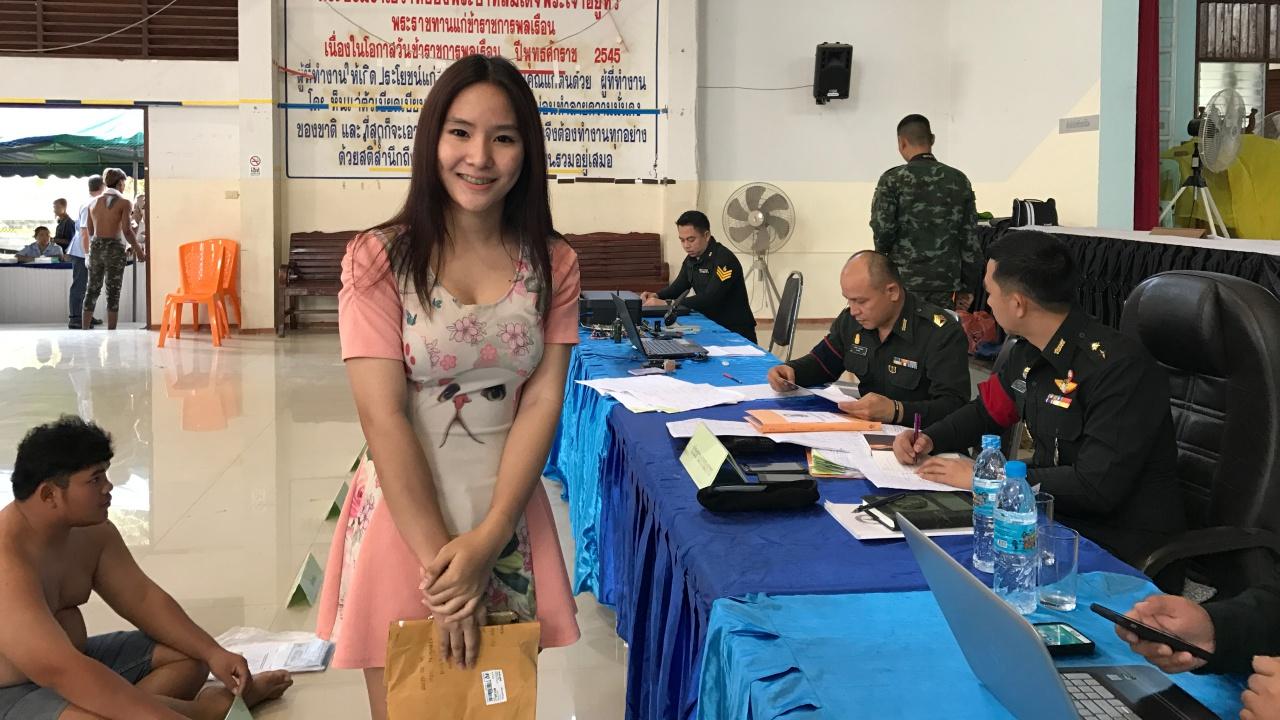 นายสุภทัต ธรรมนิยม หรือ น้องแพร สาวประเภท 2 แปลงเพศแล้ว เลยไม่สามารถรับใช้ชาติได้