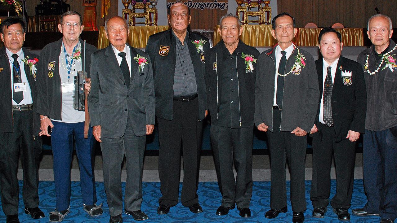 สังสรรค์ - พล.อ.อ.กันต์ พิมานทิพย์ จัดงานเลี้ยงพบปะสังสรรค์รำลึกความหลังสมาคมนักรบนิรนาม 333 พร้อมรดน้ำขอพรอดีตผู้บังคับบัญชา โดยมี พล.อ.วิมล วงศ์วานิช, พล.อ.สายหยุด เกิดผล, พล.อ.ท.สันทัต วงษ์ทิพย์ และ พล.ต.บุญชัย ดิษฐ์กุล มาร่วมงานด้วย ที่ห้องประชุม ทอ. วันก่อน.