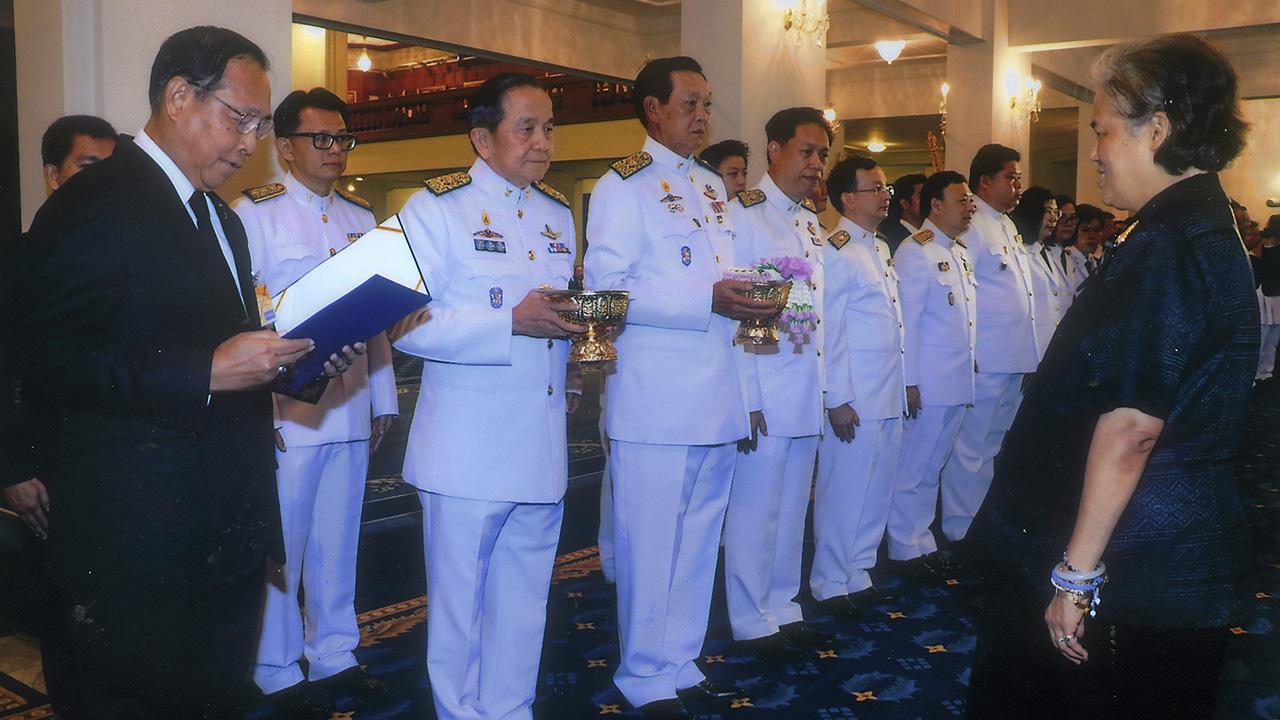 สมเด็จพระเทพรัตนราชสุดาฯ สยามบรมราชกุมารี เสด็จลง ณ ศาลาดุสิดาลัย สวนจิตรลดา พระราชทานพระราชวโรกาสให้ พล.อ.อ.ชลิต พุกผาสุข นำ พล.อ.อ.ธเรศ ปุณศรี ประธานคณะกรรมการกิจการกระจายเสียง กิจการโทรทัศน์ และกิจการโทรคมนาคมแห่งชาติ เข้าเฝ้าฯทูลเกล้าฯถวายเงินเพื่อสมทบทุนมูลนิธิเทพรัตนเวชชานุกูล เมื่อวันก่อน.
