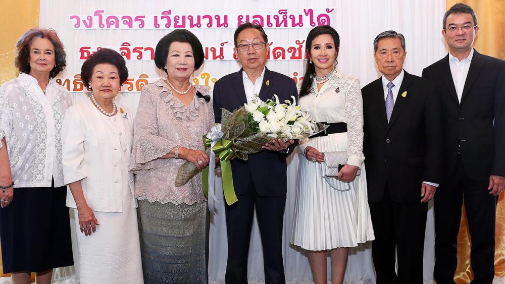 เบิร์ธเดย์ - คุณหญิงสุจิตรา มงคลกิติ จัดงานเลี้ยงฉลองวันเกิดให้น้องชาย สุทธิเกียรติ จิราธิวัฒน์ โดยมี ศ.วิโรจน์ เลาหะพันธุ์, มุกดา เอื้อวัฒนะสกุล, แมรี่ จิราธิวัฒน์, อาภัสรา หงสกุล และ ธีระยุทธ จิราธิวัฒน์ มาร่วมอวยพรด้วย ที่โรงแรมเซ็นทาราแกรนด์ เซ็นทรัลเวิลด์ วันก่อน.