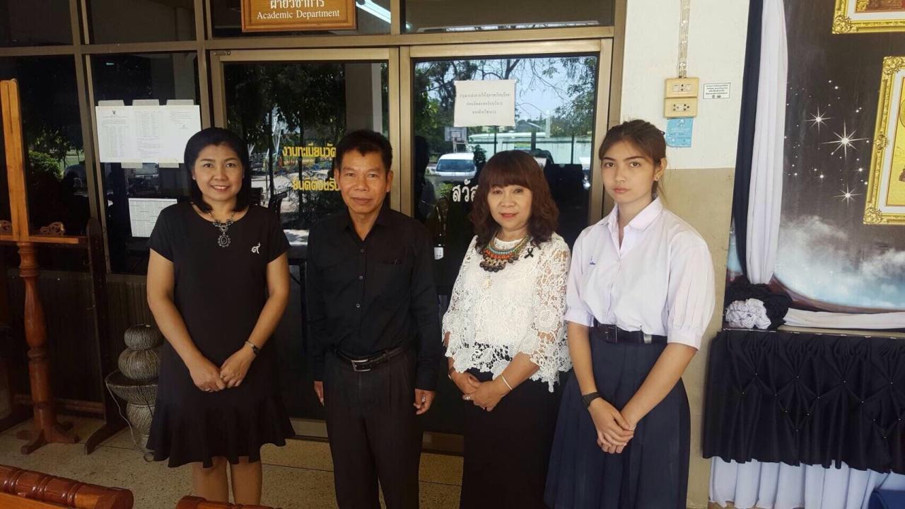 รร.หนองกี่พิทยาคมรับน้องทรายเข้าเรียนต่อ ม.5 โดยครูไพบูลย์ สนิทรัมย์รับเรื่องไว้ พร้อมเจ้าหน้าที่ สพม.31 ช่วยประสานงานจนได้เข้าเรียนที่นี่