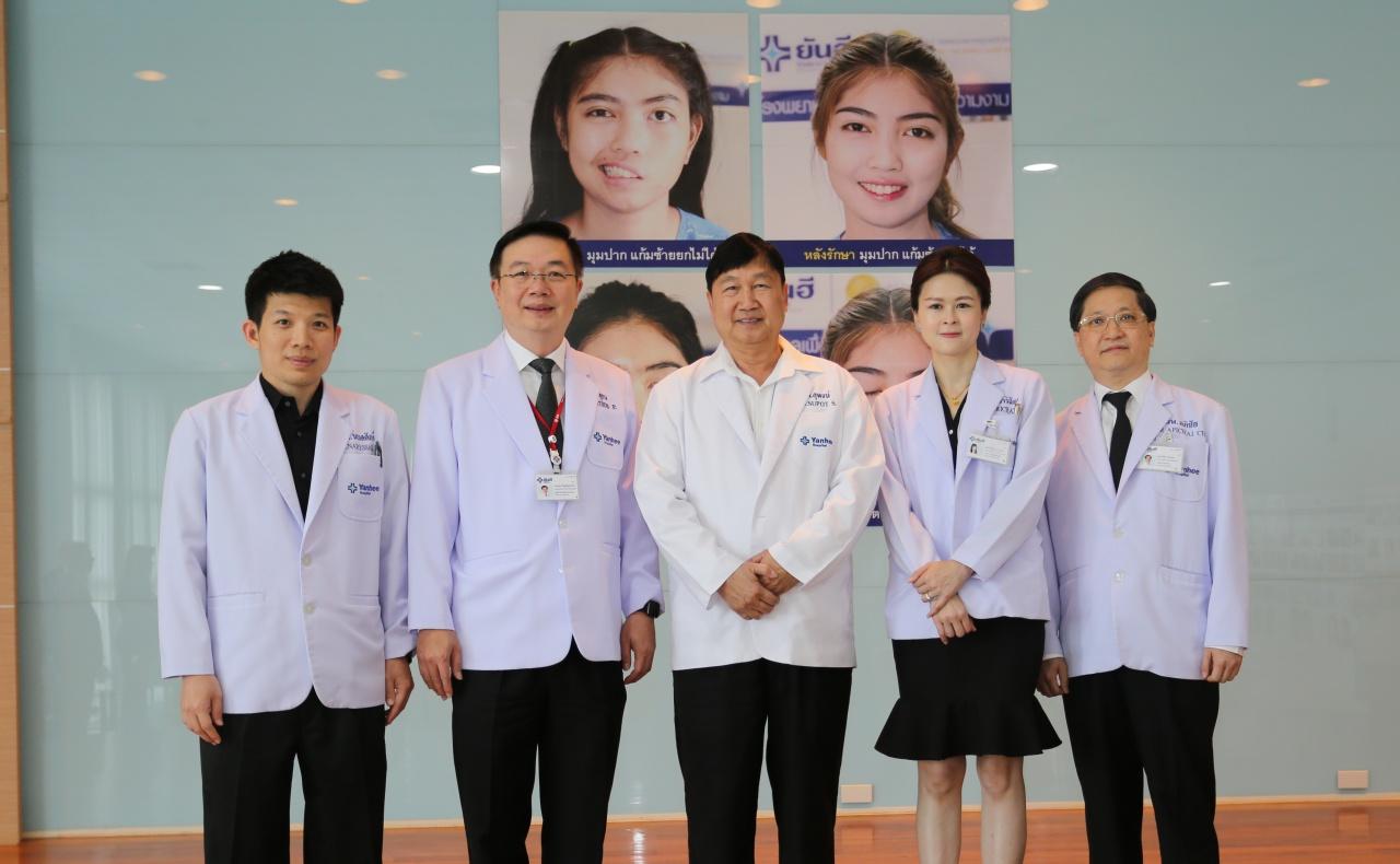นพ. สุพจน์ สัมฤทธิวณิชชา CEO รพ.ยันฮี (คนกลาง) กับทีมแพทย์ผู้เชี่ยวชาญ ทั้ง 4 สาขา