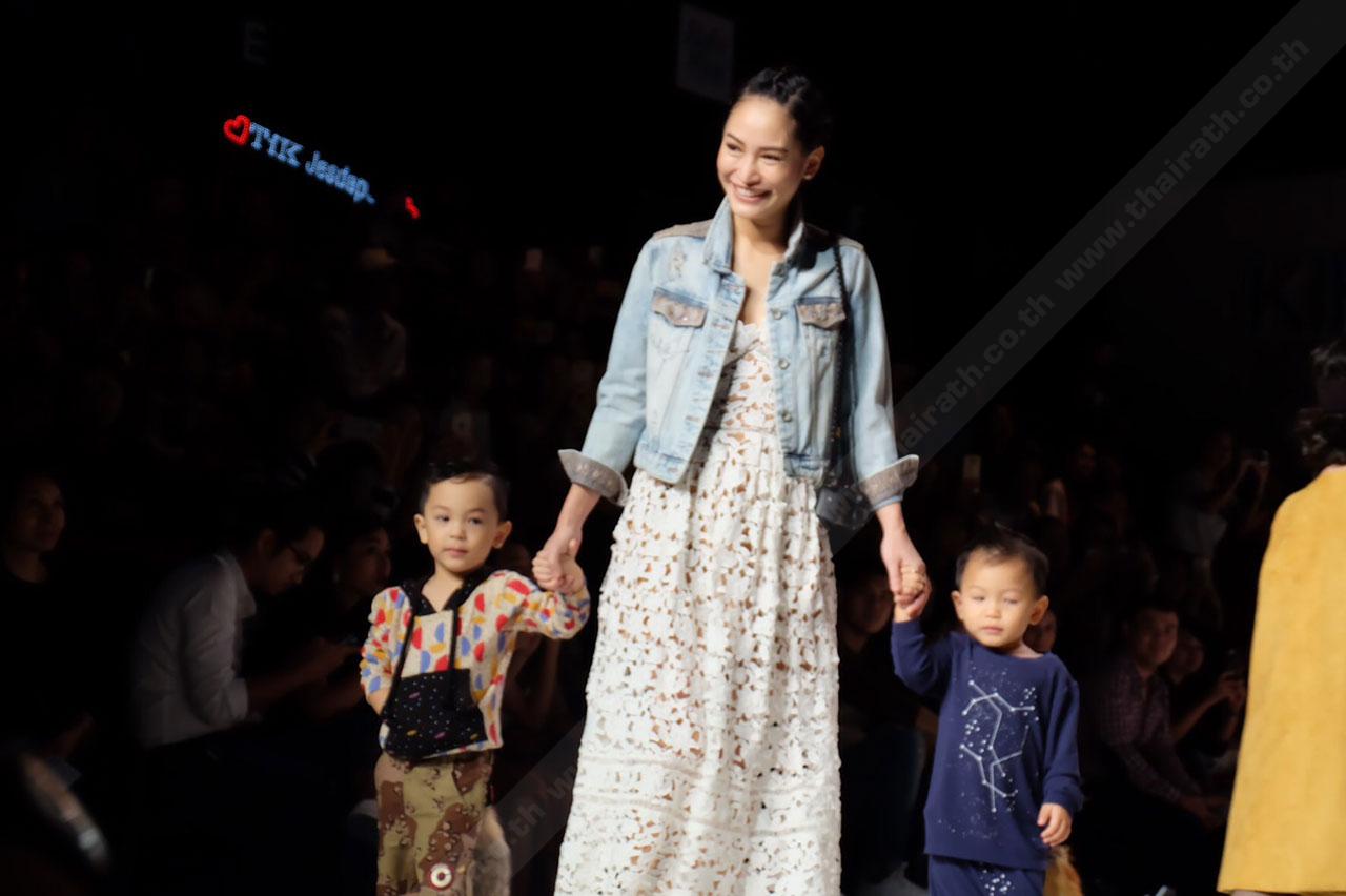 ซ้อมเดินแบบไว้ลูก โตมาจะได้เก่งๆ
