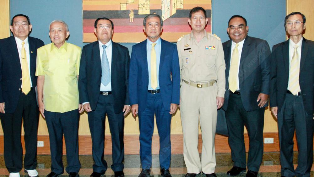 มอบนโยบาย ปีติพงศ์ พึ่งบุญ ณ อยุธยา รมว.เกษตรและสหกรณ์ เปิดโครงการประชุมสัมมนาเรื่อง การขับเคลื่อนการดำเนินงานตามนโยบายสำคัญปี 2558 โดยมี อำนวย ปะติเส และ ดร.อภิชาติ พงษ์ศรีหดุลชัย มาร่วมสัมมนาด้วย ที่โรงแรมมิราเคิล แกรนด์ คอนเวนชั่น วันก่อน.