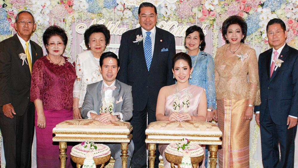 เหมาะสม ศ.ดร.สุรเกียรติ์–ท่านผู้หญิงสุธาวัลย์ เสถียรไทย และ คุณหญิงมลิ มูลศาสตรสาทร เป็นประธานในพิธีหลั่งน้ำพระพุทธมนต์มงคลสมรสระหว่าง นิฏฐา บุตรี ดุสิต–อัญชลาภรณ์ ศิริวรรณ กับ กิตติศักดิ์ บุตร พล.ต.ต.ดำรง–วิไลวรรณ อินทปันตี ที่โรงแรมแมนดาริน โอเรียนเต็ล วันก่อน.