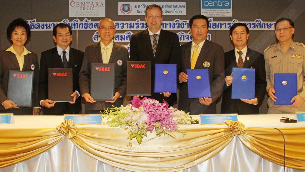 ฝึกจริง มาร์โค เมทเก้ ร่วมลงนามบันทึกข้อตกลงกับ ดร.สิทธิพร ประวัติรุ่งเรือง และ ดร.ประสาน ประวัติรุ่งเรือง ในการส่งนักศึกษาจากมหาวิทยาลัยนอร์ทกรุงเทพกับวิทยาลัยเทคโนโลยีสยามบริหารธุรกิจ เข้าปฏิบัติงานในโรงแรมเครือเซ็นทารา ที่โรงแรมเซ็นทาราแกรนด์ ลาดพร้าว วันก่อน.